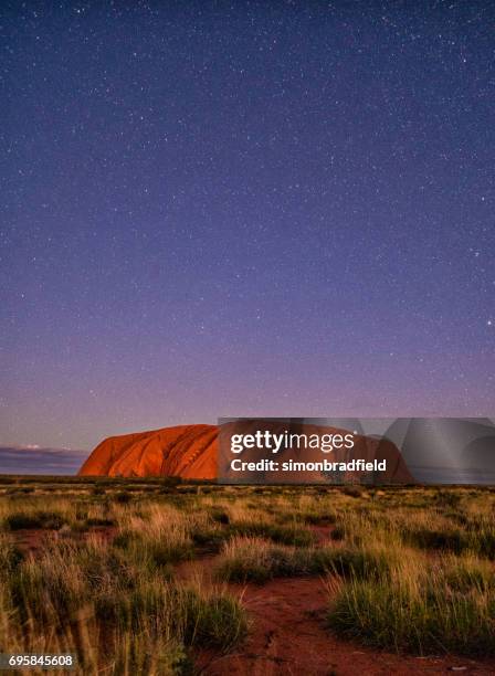 night skies over uluru - uluru-kata tjuta national park stock pictures, royalty-free photos & images