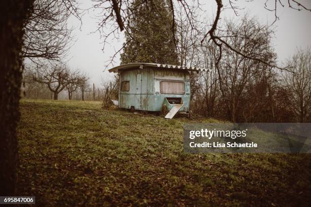 old and rotten mobile home standing in the garden - ruhige szene bildbanksfoton och bilder