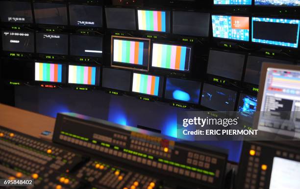 Photo d'écrans de contrôle prise dans une régie d'un studio d'Euro Média Group le 22 novembre 2010 à la PLaine Saint-Denis. Le premier prestataire...