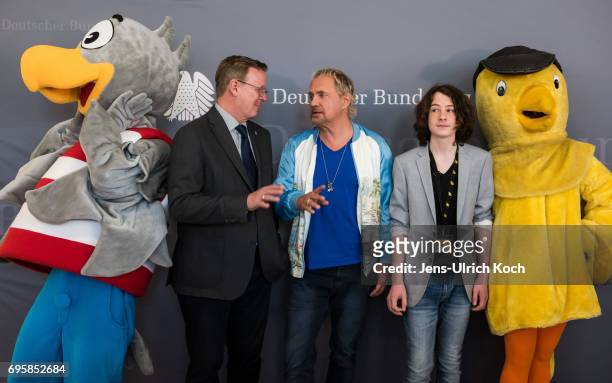 Minister President of Thuringia Bodo Ramelow and actors Uwe Ochsenknecht and Maximilian Ehrenreich pose together with the mascots "Bundesadler" and...