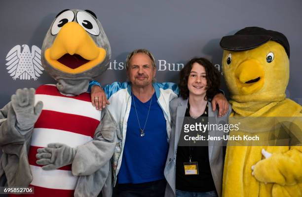 Actors Uwe Ochsenknecht and Maximilian Ehrenreich pose together with the mascots "Bundesadler" and "Goldener Spatz" at the movie premiere 'Applaus...