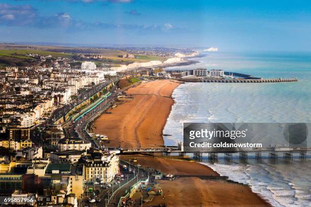 vista aérea de grande angular da praia de brighton e costa, brighton, reino unido - brighton beach england - fotografias e filmes do acervo