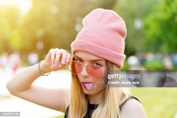 hipster girl in cappello beanie rosa nel parco - cappello di lana foto e immagini stock