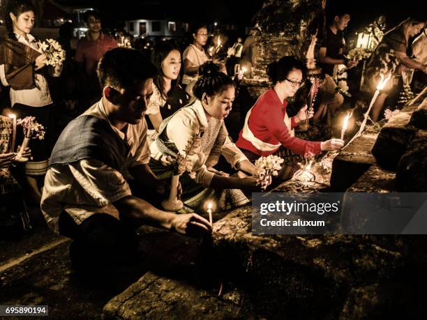 boeddhistische mensen bidden tijdens vesak luang prabang laos - boeddha's verjaardag stockfoto's en -beelden