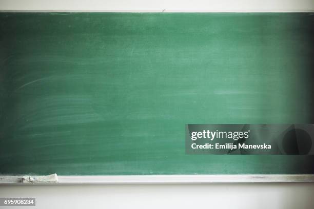 blank blackboard with board eraser - quadro de giz imagens e fotografias de stock