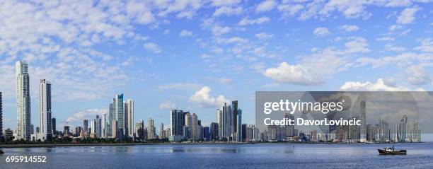 panorama della moderna panama city, panama, america centrale. - panama city panama foto e immagini stock