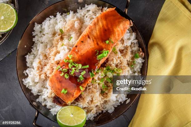pan fried salmon steak with teriyaki sauce over rice - molho teriyaki imagens e fotografias de stock