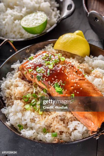 pan fried salmon steak with teriyaki sauce over rice - molho teriyaki imagens e fotografias de stock