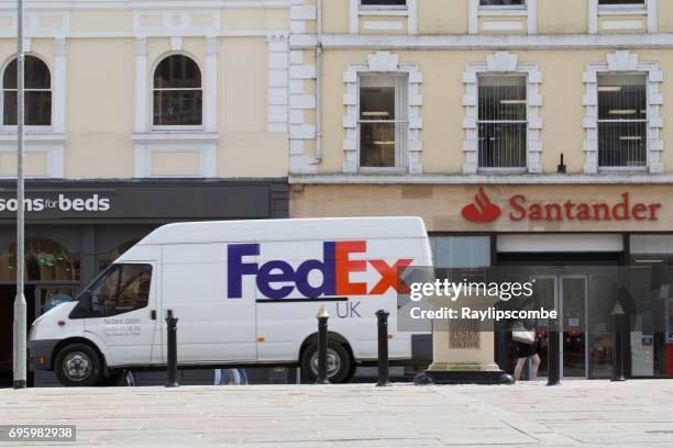 fedex levering van reizen door het centrum van cirencester in de cotswolds. - corporate car fleet stockfoto's en -beelden