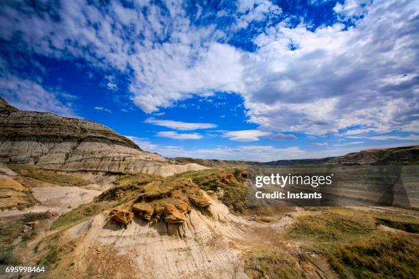badlands landscape, as shot in drumheller valley, alberta. - alberta badlands stock pictures, royalty-free photos & images