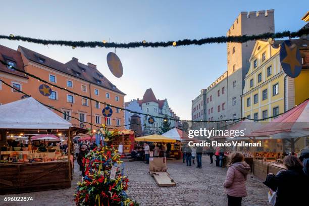 regensburg zu weihnachten, lucrezia-markt in haidplatz - deutschland - regensburg stock-fotos und bilder
