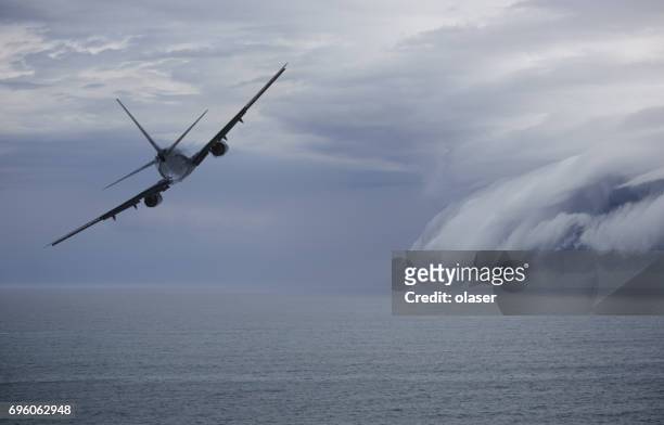 avión evitando problemas más adelante: tormenta épica - clouds turbulence fotografías e imágenes de stock