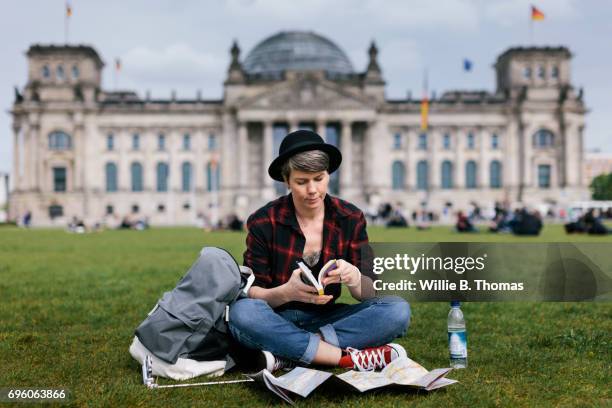 backpacker sitting in front of bundestag - tiergarten stockfoto's en -beelden