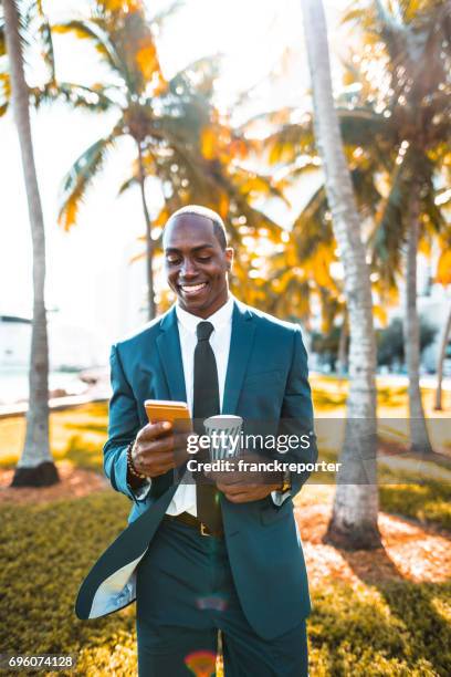 hombre de negocios por teléfono en el miami downtown - surfer sur le net fotografías e imágenes de stock