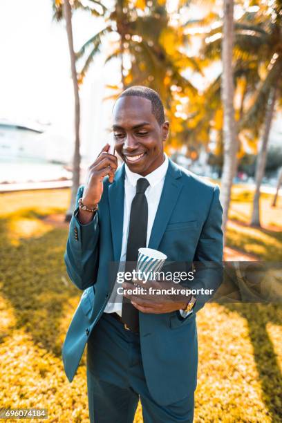 hombre de negocios por teléfono en el miami downtown - surfer sur le net fotografías e imágenes de stock