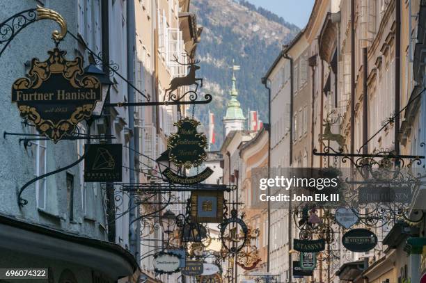 getreidegasse shopping street in salzburg - salzburgo fotografías e imágenes de stock