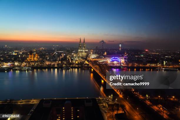 keulen centrum in schemerlicht - köln skyline stockfoto's en -beelden