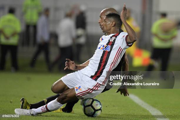 Marcio Araujo of Flamengo battles for the ball with Marllon of Ponte Preta during the match between Flamengo and Ponte Preta as part of Brasileirao...