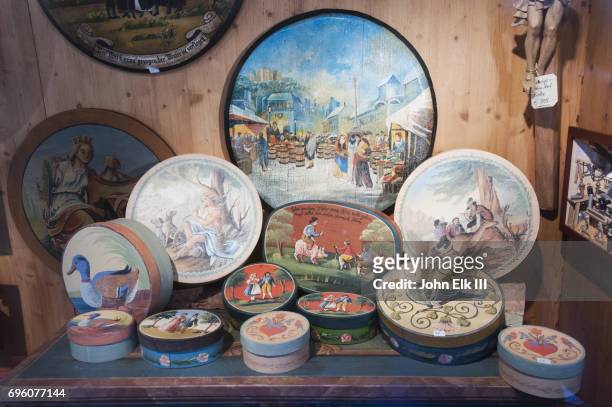 shop window display of painted plates and boxes - souvenirs stock-fotos und bilder