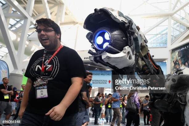 An attendee walks away from a 'Horizon Zero Dawn' creature during the Electronic Entertainment Expo E3 at the Los Angeles Convention Center on June...