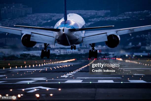 der rückseite des flugzeuges im depot. - weltraum flughafen stock-fotos und bilder