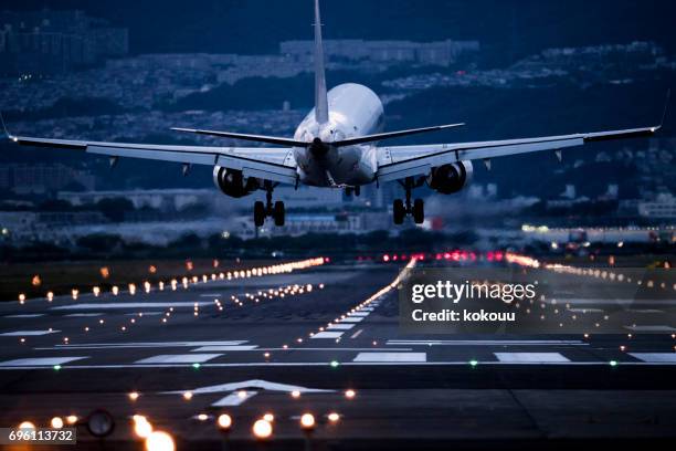 the back of an airplane to take off. - airplane takeoff stock pictures, royalty-free photos & images