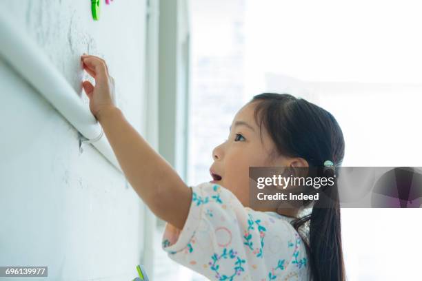 girl looking at wall - magnetwand stock-fotos und bilder