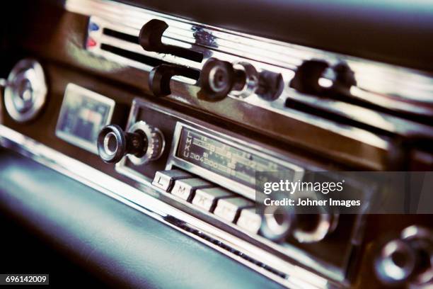 old fashion car stereo - auto radio fotografías e imágenes de stock