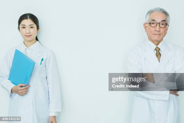 portrait of make and female scientists - portrait zwei männer wissenschaft stock-fotos und bilder