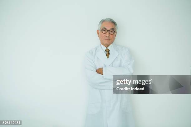doctor crossing arms - scientist portrait stock pictures, royalty-free photos & images