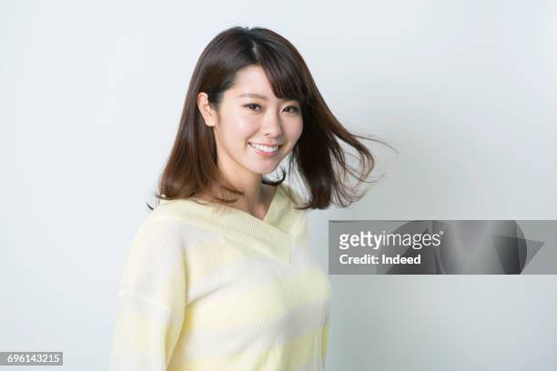 portrait of young woman, smiling - human hair stockfoto's en -beelden