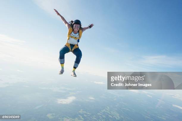 woman skydiving - paracadutista foto e immagini stock