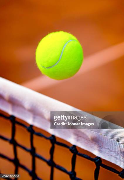 tennis ball above net - tennisnetz stock-fotos und bilder