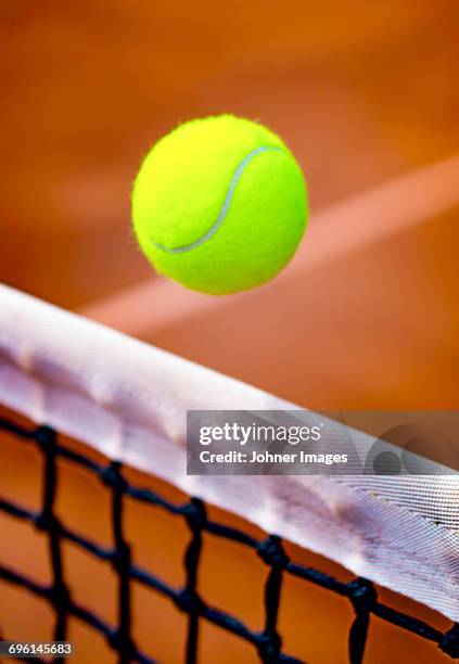 tennis ball above net - tennis ball imagens e fotografias de stock