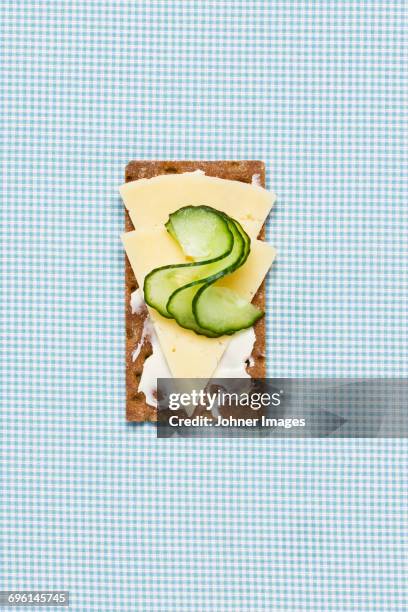 cheese and pear slices on crispbread - knäckebrot stock-fotos und bilder