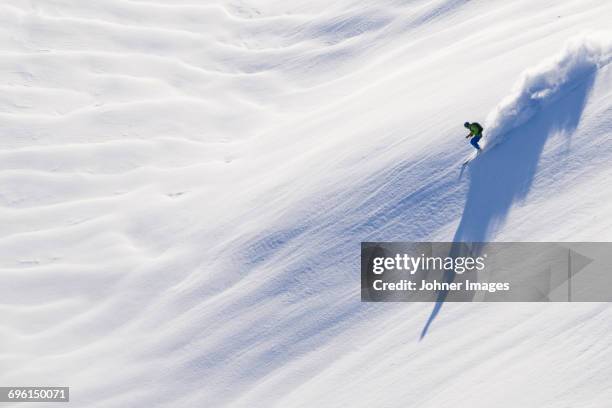 person skiing - extreem skiën stockfoto's en -beelden