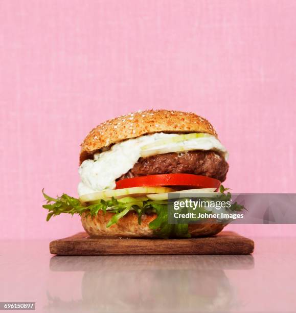 burger on pink background - hamburger stockfoto's en -beelden