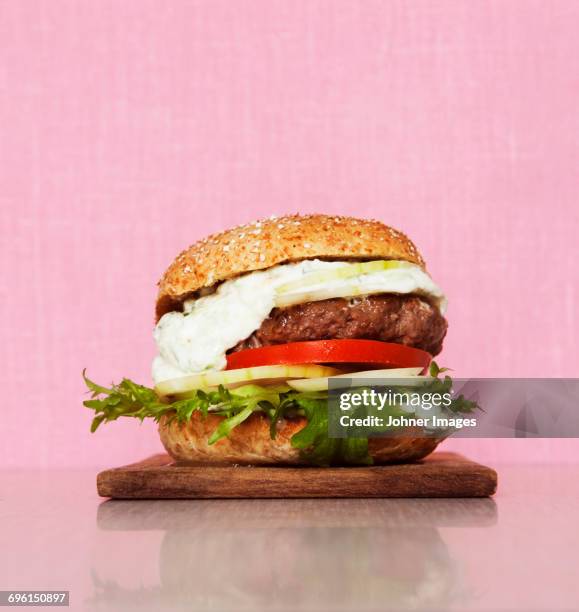 burger on pink background - hamburger stock pictures, royalty-free photos & images