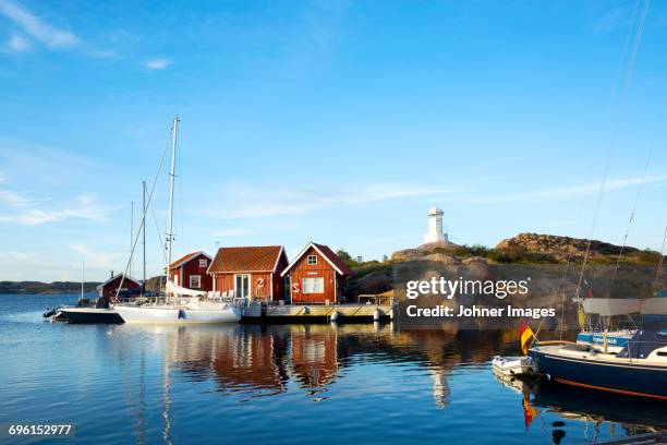 sailing boats moored at coast - aangemeerd stockfoto's en -beelden