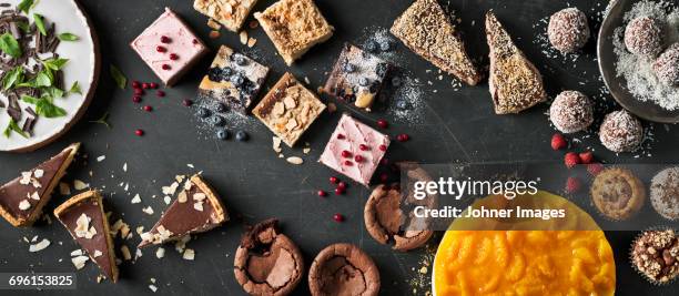 variation of sweet cakes on table - toetje stockfoto's en -beelden