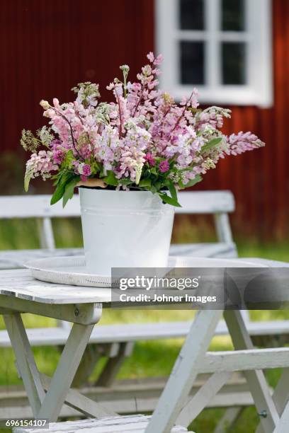 flower on table in pot - table vase stockfoto's en -beelden