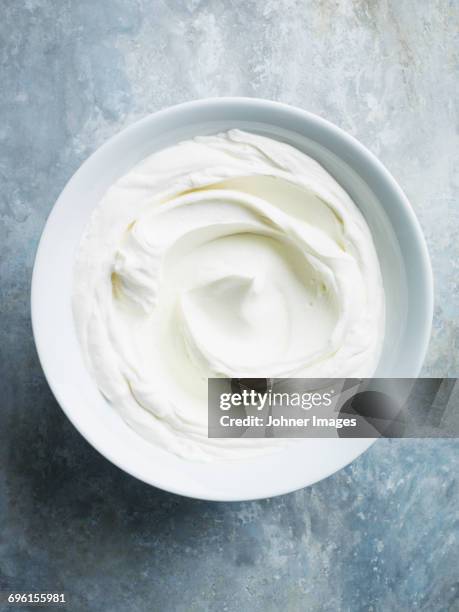 bowl of cream - yaourt photos et images de collection