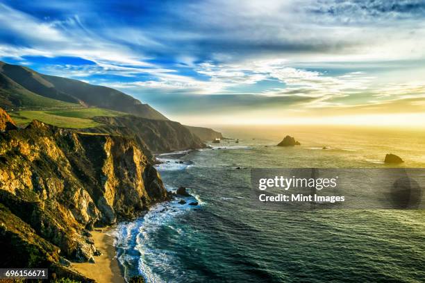 the coastline at big sur in california, with steep cliffs and rock stacks in the pacific ocean. - big sur stock-fotos und bilder