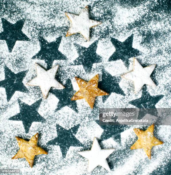 star shape cookies and icing sugar on a table - azúcar en polvo fotografías e imágenes de stock