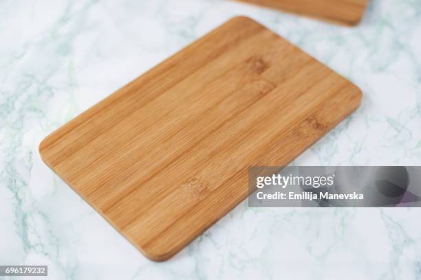 cutting board - schneidebrett stock-fotos und bilder