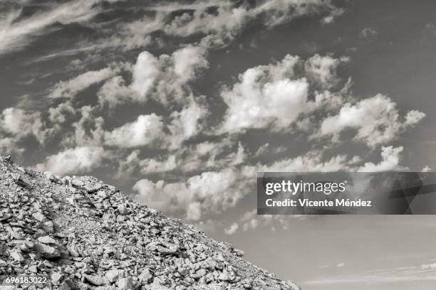 all broken - piedra caliza stockfoto's en -beelden