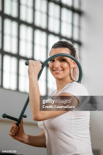 terapia alternativa con palillo punto de presión para equilibrar el cuerpo - pressure point fotografías e imágenes de stock