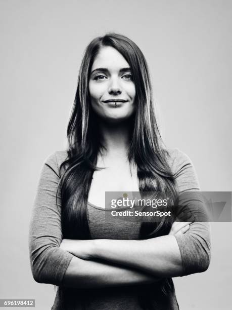 retrato de estudio real feliz joven mujer - blanco y negro fotografías e imágenes de stock