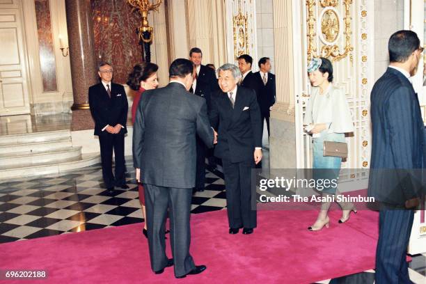 Egyptian President Hosni Mubarak and his wife Suzanne are greeted by Emperor Akihito and Empress Michiko prior to the welcome ceremony at the Akasaka...