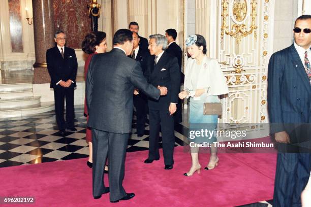 Egyptian President Hosni Mubarak and his wife Suzanne are greeted by Emperor Akihito and Empress Michiko prior to the welcome ceremony at the Akasaka...